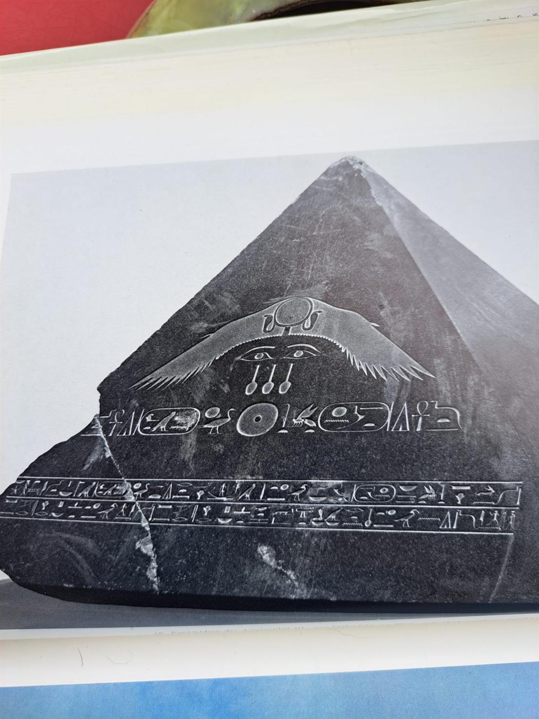 Pyramidion mit Flügelsonne und Hieroglyphen — die Spitze einer Pyramide