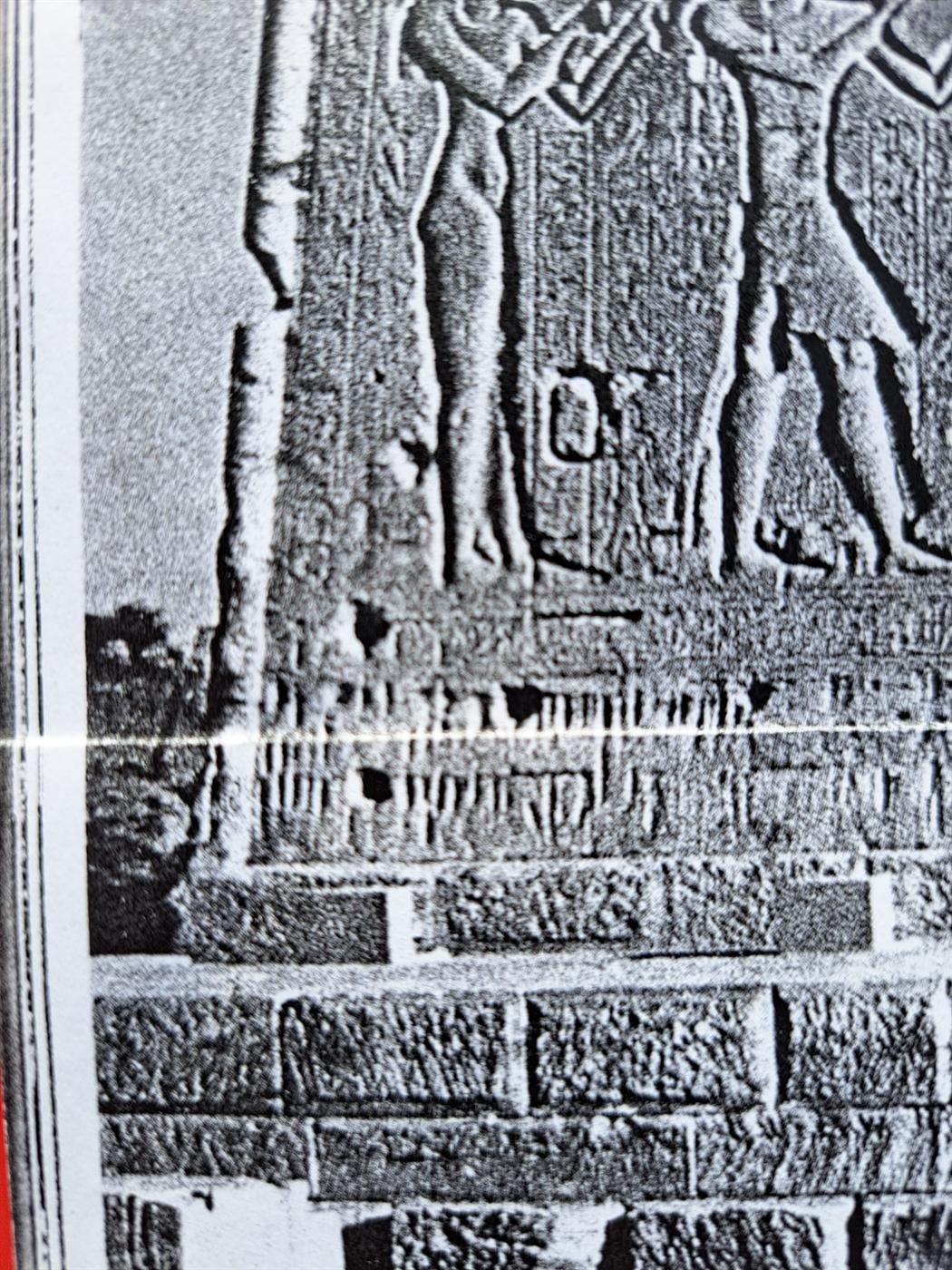 Kopie eines antiken Tempelreliefs aus Renés Unterlagen