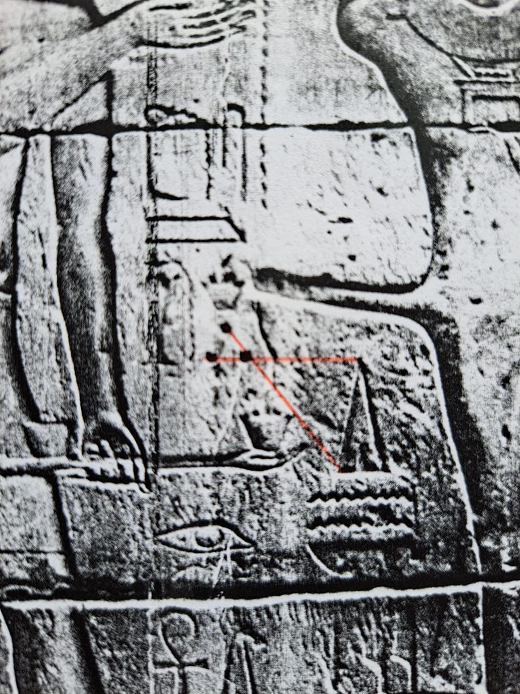 Ägyptisches Relief mit rot eingezeichneter Pyramiden-Deutung
