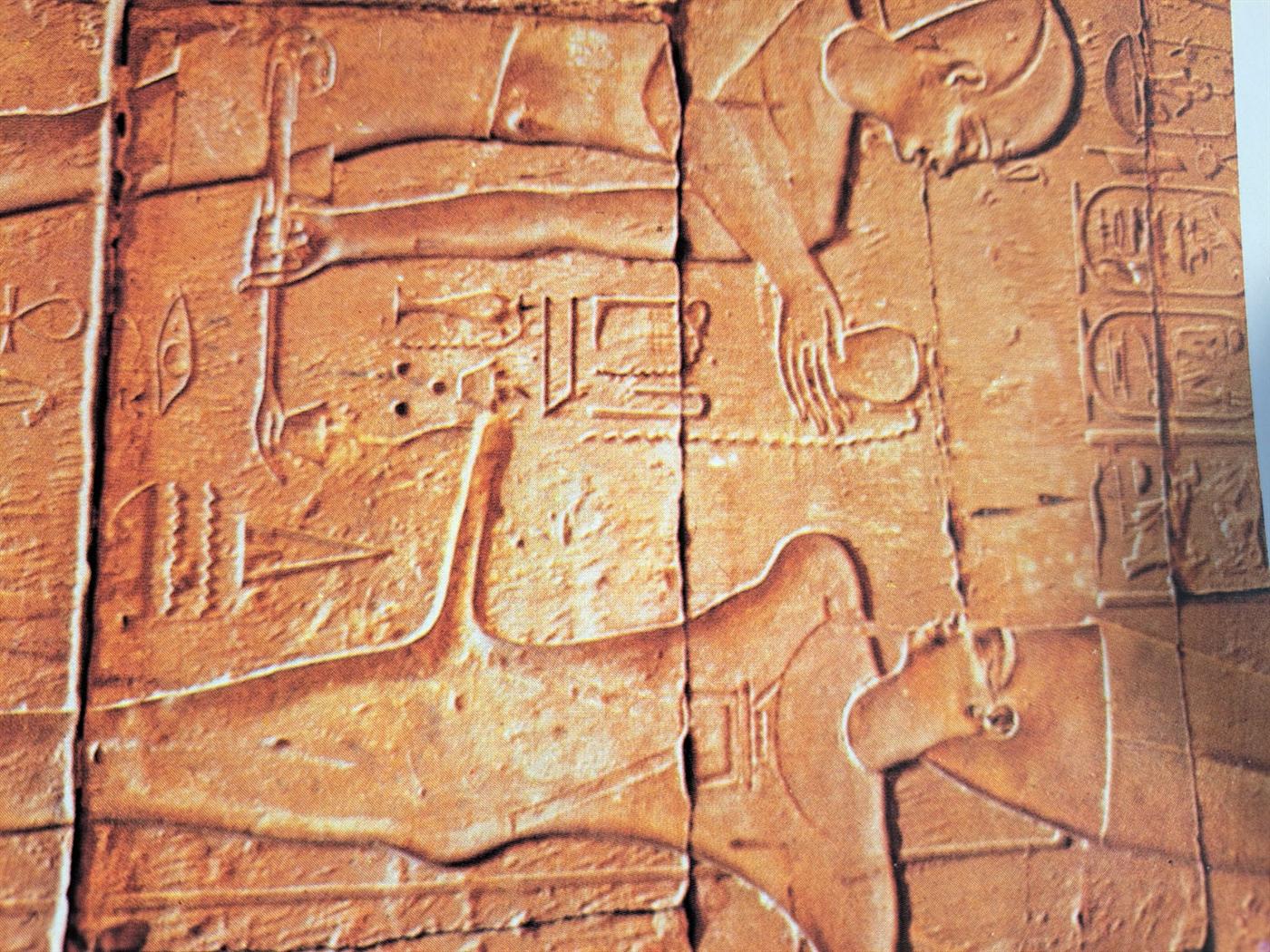 Ägyptisches Relief mit Götterdarstellung und Hieroglyphen