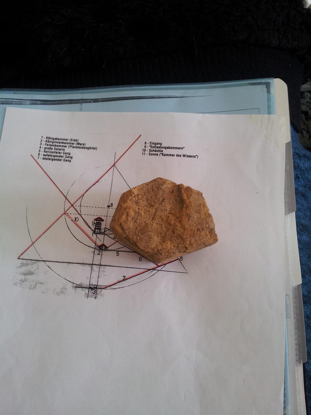 Pyramidenförmiger Stein über dem Cheops-Bauplan