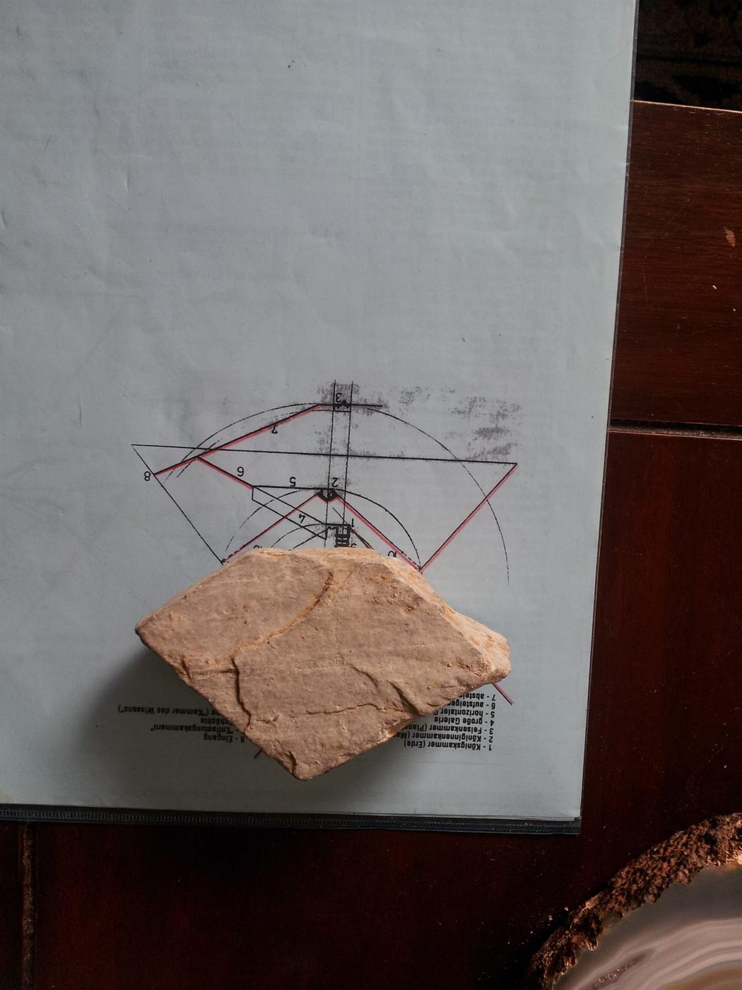 Rautenförmiger Stein, deckungsgleich über das Diagramm gelegt